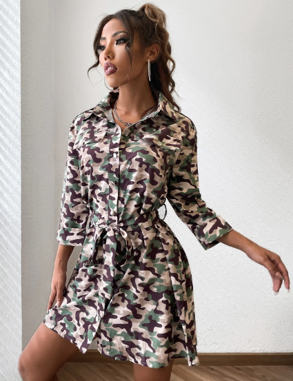 Robe chemise imprimé camouflage avec ceinture